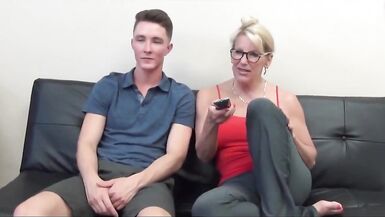 Sexy madura mamá con grande tetitas seduces y fucks adolescente chico - 2 image