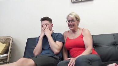 Sexy madura mamá con grande tetitas seduces y fucks adolescente chico - 5 image