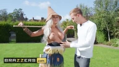 (Brooklyn Blue, Danny D) - Sexo com o Espantalho - Brazzers - 2 image