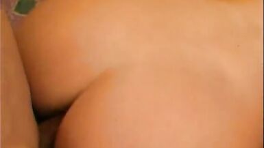 Zwei Brünetten in lila saugen Schwanz und bekommen hart anal von einem hübschen Kerl - 12 image