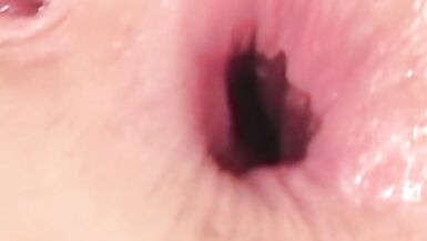 Une salope en chaleur avec des seins incroyables suce et prend deux bites dans le salon - 14 image