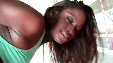 Une jolie jeune fille se fait lécher, doigter et baiser la chatte.