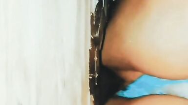 LA PETITE AMIE SE PREND UN XXXL BBC DANS LE GLORYHOLE ET RENTRE À LA MAISON EN DÉGOULINANT DE SPERME