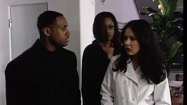 Tre troie succhiano e scopano due stalloni sul divano e si fanno sborrare addosso