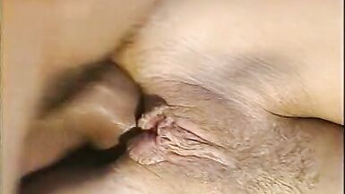 Une salope plantureuse aux tétons roses parfaits se fait baiser la chatte juteuse dans le désert