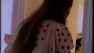 Adolescente brune se fait baiser par derrière avec un gode