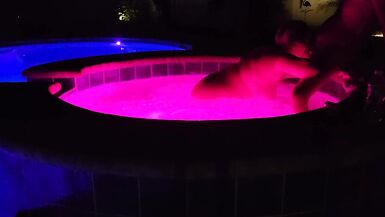La femme dun couple dhommes fait lamour dans le jacuzzi et dans la chambre à coucher, en mangeant la chatte et en suçant la bite. - 2 image