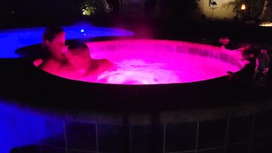 La femme dun couple dhommes fait lamour dans le jacuzzi et dans la chambre à coucher, en mangeant la chatte et en suçant la bite. - 3 image