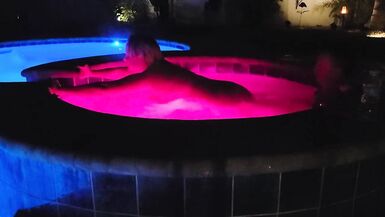 La femme dun couple dhommes fait lamour dans le jacuzzi et dans la chambre à coucher, en mangeant la chatte et en suçant la bite. - 4 image