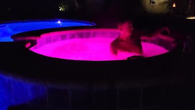 La femme dun couple dhommes fait lamour dans le jacuzzi et dans la chambre à coucher, en mangeant la chatte et en suçant la bite. - 6 image