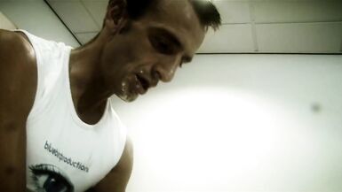 Une belle-mère plantureuse se couvre de nourriture et baise avec son beau-fils dans la cuisine. - 11 image