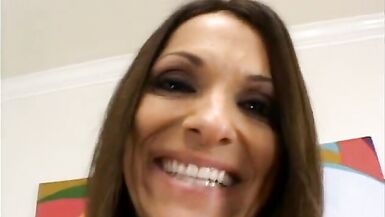 MILF chaude avec de gros seins suce et baise en POV