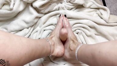 Incredibly sexy close-up leg jerk from the best milf Liza Virgin - 15 image