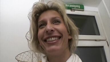 une blonde se rase pour son voisin et joue avec un godemiché - 2 image