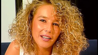 Blonde Solo Masturbation auf der Couch