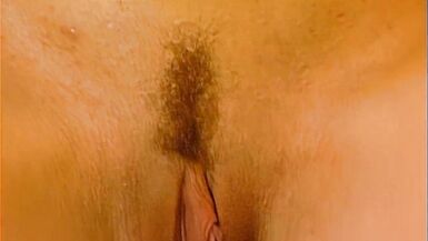 Blonde Solo Masturbation auf der Couch - 11 image