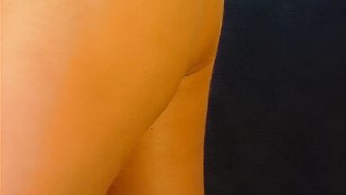 Blonde Solo Masturbation auf der Couch - 13 image