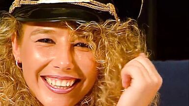Blonde Solo Masturbation auf der Couch - 3 image