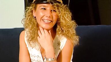 Blonde Solo Masturbation auf der Couch - 4 image