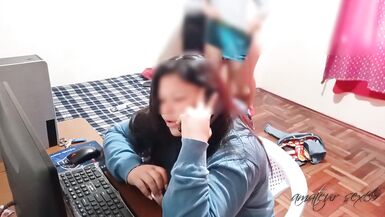 Meine Frau Cuckold telefoniert, während ich ihre beste Freundin vernasche: Je mehr sie abgelenkt ist, desto reicher ficke ich mit ihrer Freundin, während sie meine Hausschulden bezahlt. - 11 image