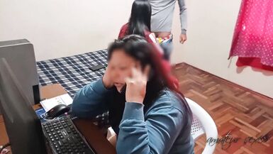 Meine Frau Cuckold telefoniert, während ich ihre beste Freundin vernasche: Je mehr sie abgelenkt ist, desto reicher ficke ich mit ihrer Freundin, während sie meine Hausschulden bezahlt. - 2 image