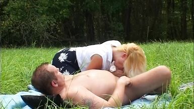 Blond Milf mit Dicken Titten bekommt im Feld eine Spermakur - 14 image