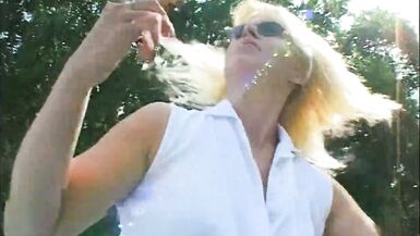 Blond Milf mit Dicken Titten bekommt im Feld eine Spermakur - 5 image