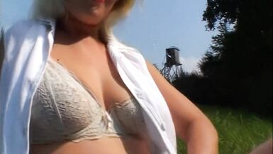 Blond Milf mit Dicken Titten bekommt im Feld eine Spermakur - 6 image