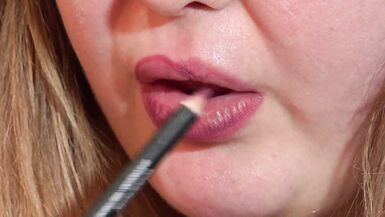 Une jeune fille potelée se peint les lèvres et se change en tenue sexy. La femme qui a un gros cul et un visage en gros plan, cest le fétichisme de la maison.