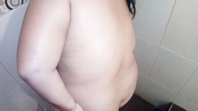 Eu espio e gravo a minha madrasta enquanto ela está a tomar banho, ela descobre-me quando me estou a masturbar e eu consigo convencê-la a fodê-la como uma puta, deliciosa, com um rabo grande e peituda - 5 image