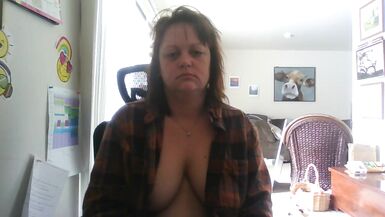 Fumée matinale et masturbation sur la chaise de bureau...