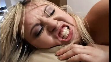 Une MILF blonde aux gros seins se fait baiser dans tous les trous