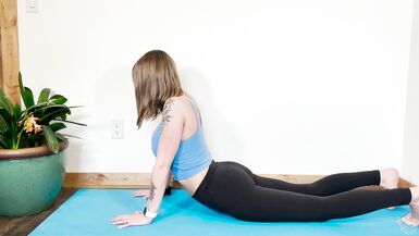 cozy at home yoga flow - focusing on the breath | yoga with grey