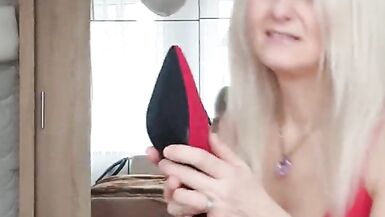 Mommy gets playful - 3 image