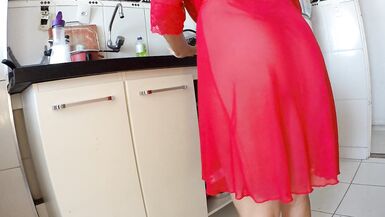 Baiser ma belle-mère infidèle dans la cuisine tôt le matin