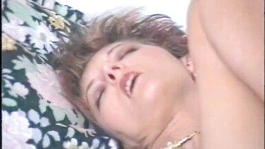 Notgeile Milf befriedigt sich mit dem neuen Dildo - 9 image