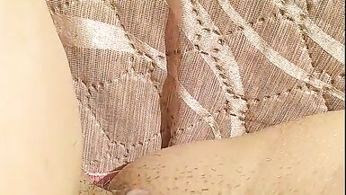POV masturbation féminine, une jeune fille en chaleur se détend et se masturbe doucement le clitoris, les rayons du soleil tombent sur sa chatte non rasée et elle a un orgasme matinal irréel Nimfa Mannay GinnaGg - 10 image