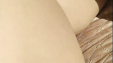 POV masturbation féminine, une jeune fille en chaleur se détend et se masturbe doucement le clitoris, les rayons du soleil tombent sur sa chatte non rasée et elle a un orgasme matinal irréel Nimfa Mannay GinnaGg - 11 image