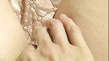 POV masturbation féminine, une jeune fille en chaleur se détend et se masturbe doucement le clitoris, les rayons du soleil tombent sur sa chatte non rasée et elle a un orgasme matinal irréel Nimfa Mannay GinnaGg - 14 image