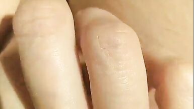 POV masturbation féminine, une jeune fille en chaleur se détend et se masturbe doucement le clitoris, les rayons du soleil tombent sur sa chatte non rasée et elle a un orgasme matinal irréel Nimfa Mannay GinnaGg - 15 image
