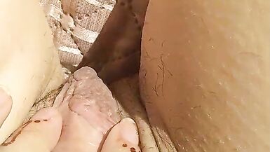POV masturbation féminine, une jeune fille en chaleur se détend et se masturbe doucement le clitoris, les rayons du soleil tombent sur sa chatte non rasée et elle a un orgasme matinal irréel Nimfa Mannay GinnaGg - 4 image