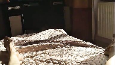 POV masturbation féminine, une jeune fille en chaleur se détend et se masturbe doucement le clitoris, les rayons du soleil tombent sur sa chatte non rasée et elle a un orgasme matinal irréel Nimfa Mannay GinnaGg - 5 image