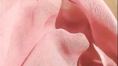 POV masturbation féminine, une jeune fille en chaleur se détend et se masturbe doucement le clitoris, les rayons du soleil tombent sur sa chatte non rasée et elle a un orgasme matinal irréel Nimfa Mannay GinnaGg - 6 image