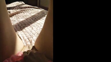 POV masturbation féminine, une jeune fille en chaleur se détend et se masturbe doucement le clitoris, les rayons du soleil tombent sur sa chatte non rasée et elle a un orgasme matinal irréel Nimfa Mannay GinnaGg - 7 image