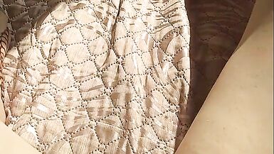 POV masturbation féminine, une jeune fille en chaleur se détend et se masturbe doucement le clitoris, les rayons du soleil tombent sur sa chatte non rasée et elle a un orgasme matinal irréel Nimfa Mannay GinnaGg - 9 image