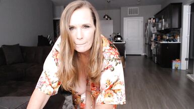 卖糖果给隔壁的MILF的POV - 6 image