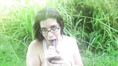 La salope blanche se fait arroser et utilise un gode BBC dans son jardin