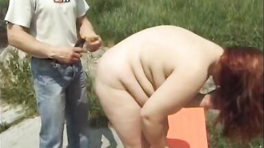 Un negro cachondo se folla a una nena sexy en el sofá después de lamerle el coño - 2 image