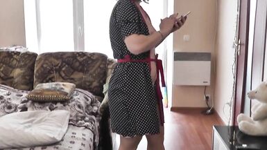 La MILF sexy a utilisé lappel vibrant de lamant sur le smartphone pour se masturber la chatte humide et le clitoris et atteindre lorgasme. #PornforWomen2022. - 5 image