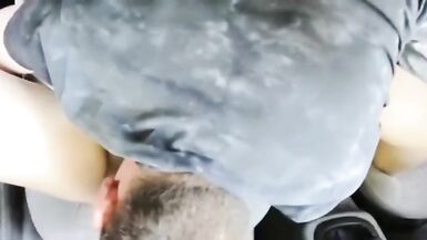 Femme suceuse et baiseuse dans la voiture - 10 image
